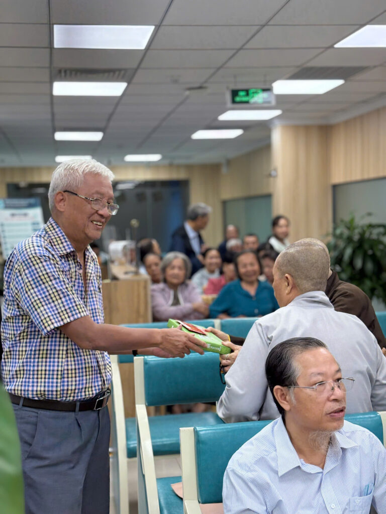 Khoảnh khắc trao quà và gửi lời cảm ơn đến khách tham dự.
