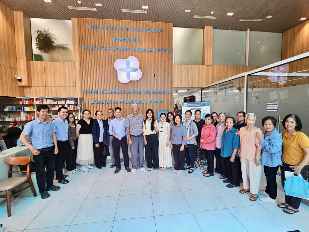 Tập thể khách tham dự và đội ngũ tại buổi sinh hoạt Câu lạc bộ Thần kinh - Tâm thần Hoàng Gia lần 2.