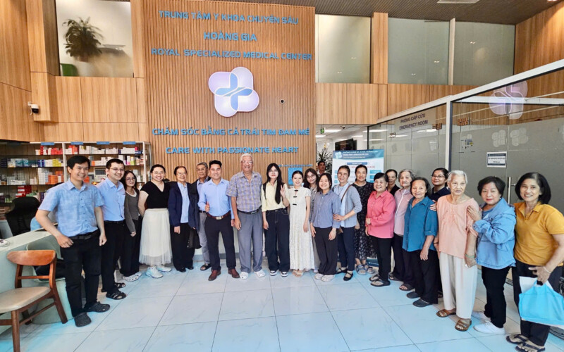 Tập thể khách tham dự và đội ngũ tại buổi sinh hoạt Câu lạc bộ Thần kinh - Tâm thần Hoàng Gia lần 2.
